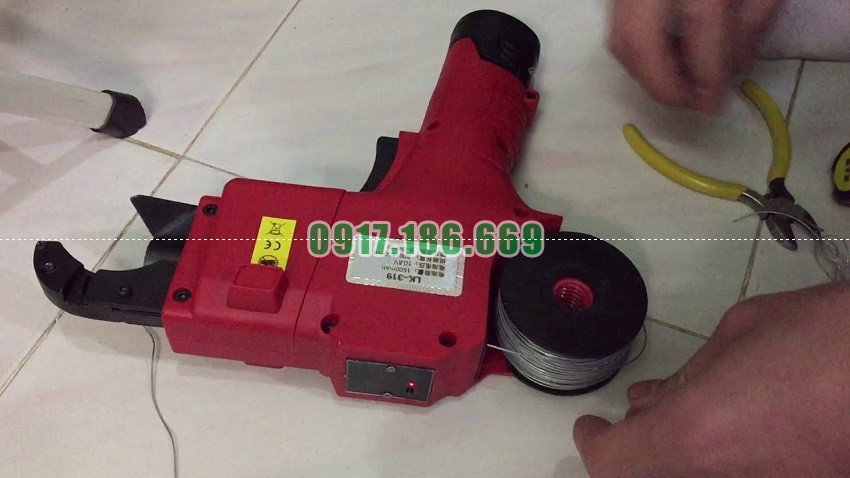 máy buộc dây thép 10.8V BOMVIETNHAT LK-319